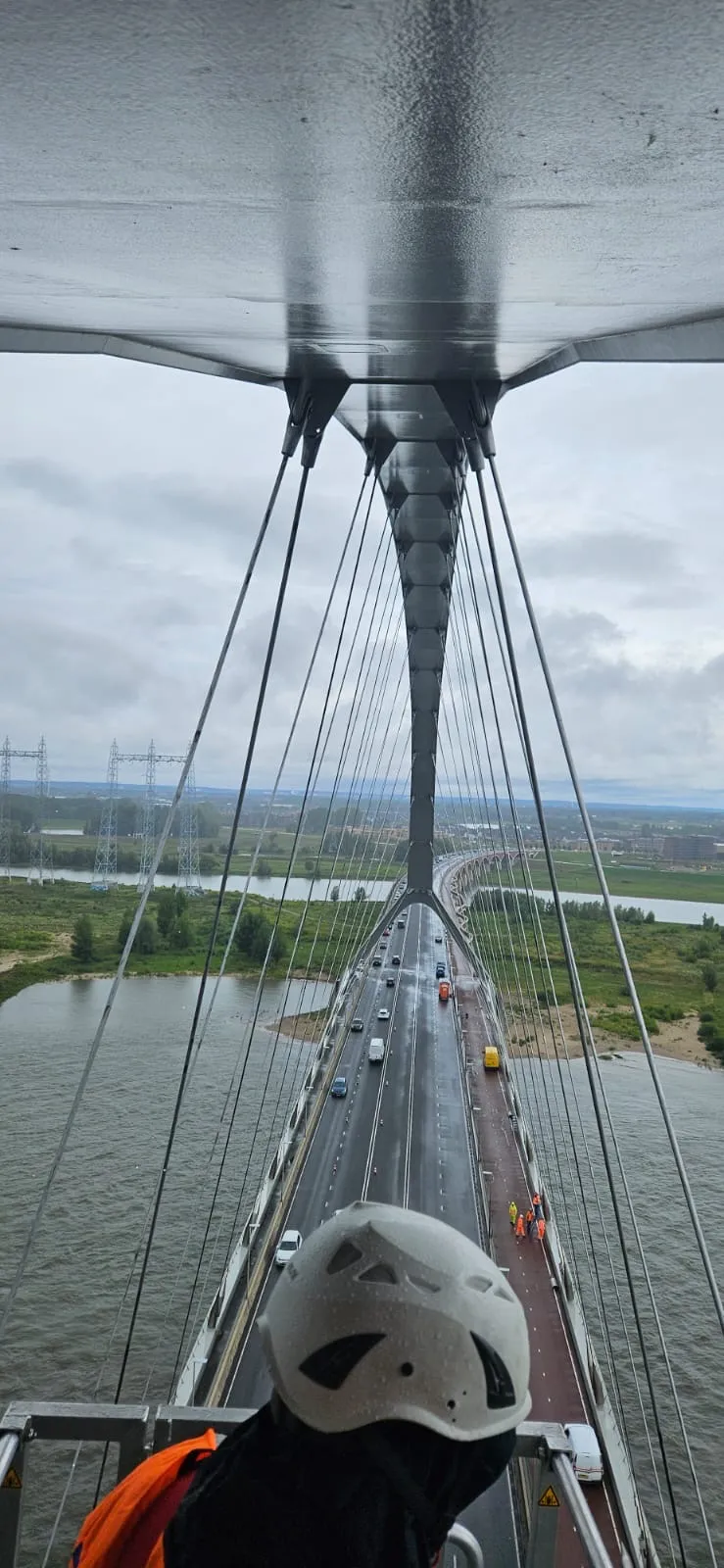 Werk aan tuibrug vanuit hoogwerkerbak
